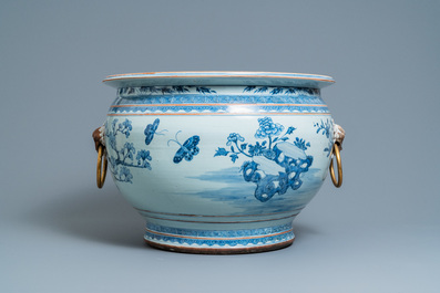 Een grote Chinese blauw-witte vissenkom met vergulde bronzen ringen, Qianlong