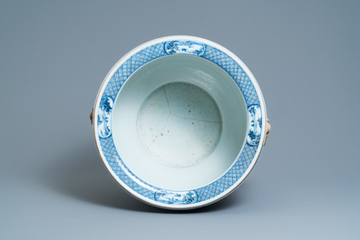 Een grote Chinese blauw-witte vissenkom met vergulde bronzen ringen, Qianlong