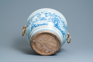 Een grote Chinese blauw-witte vissenkom met vergulde bronzen ringen, Qianlong