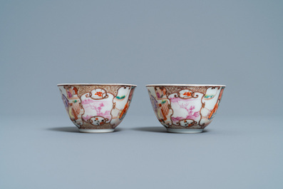 Une paire de tasses et soucoupes en porcelaine de Chine famille rose &agrave; d&eacute;cor mandarin, Qianlong