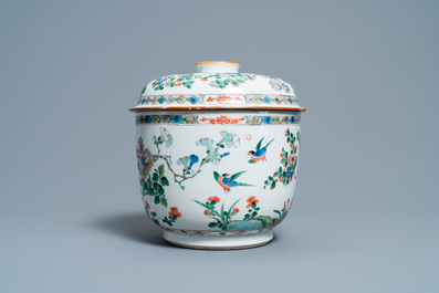 Un grand bol couvert en porcelaine de Chine famille verte, Kangxi