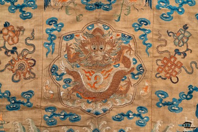 Un fragment en soie brod&eacute;e d'une robe 'Jiangyi' d'un pr&ecirc;tre tao&iuml;ste, Chine, 18/19&egrave;me