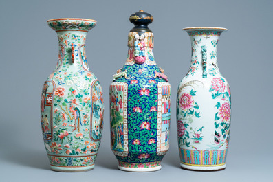 Trois vases en porcelaine de Chine famille rose, 19&egrave;me