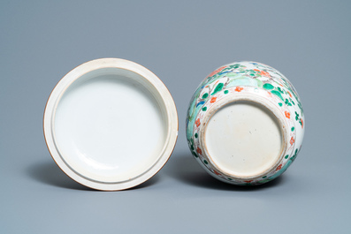 Un grand bol couvert en porcelaine de Chine famille verte, Kangxi