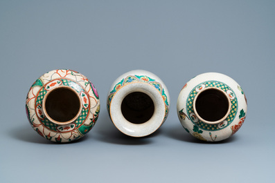 Trois vases en porcelaine de Chine famille rose et verte &agrave; fond craquel&eacute;, Chine, 19/20&egrave;me