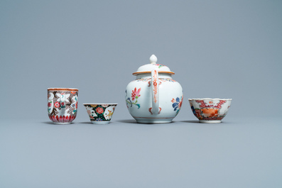 Une th&eacute;i&egrave;re en porcelaine de Chine famille rose et trois tasses et soucoupes, Yongzheng/Qianlong