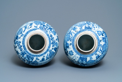 Une paire de grands pots couverts en porcelaine de Chine en bleu et blanc, Kangxi