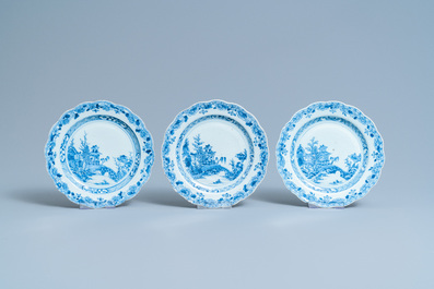 Een samengesteld 25-delig blauw-wit Chinees servies, Qianlong