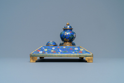 Un n&eacute;cessaire de bureau en &eacute;maux cloisonn&eacute;s, Chine, 19&egrave;me