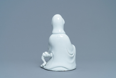 Een Chinese Dehua blanc de Chine figuur van Guanyin, 18/19e eeuw