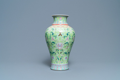 Un vase en porcelaine de Chine famille rose &agrave; fond de couleur vert lime, marque de Qianlong, 19/20&egrave;me