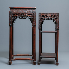 Deux socles en bois hongmu sculpt&eacute; aux plateaux en marbre, Chine, 19&egrave;me