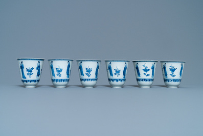 Six grandes tasses et cinq soucoupes en porcelaine de Chine en bleu et blanc, marque Yu, Kangxi