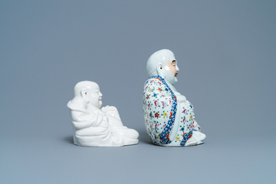 Une figure de Bouddha en porcelaine de Chine famille rose et une en blanc de Chine, 19/20&egrave;me