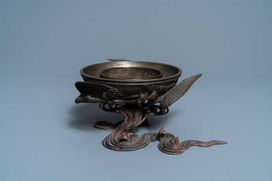 Un bol sur piedouche &agrave; d&eacute;cor de grues en cuivre, bronze et &eacute;tain, sign&eacute; Kimura Toun, Japon, Meiji, 19&egrave;me