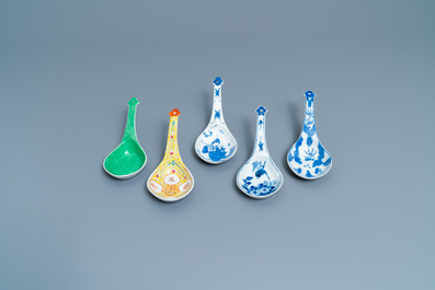 Douze grandes cuill&egrave;res en porcelaine de Chine bleu et blanc, famille rose et polychrome, 19/20&egrave;me