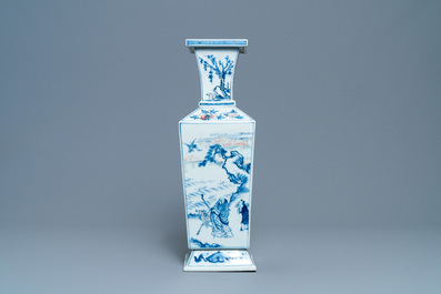 Een Chinese vierkante blauw-witte en koperrode vaas, Kangxi