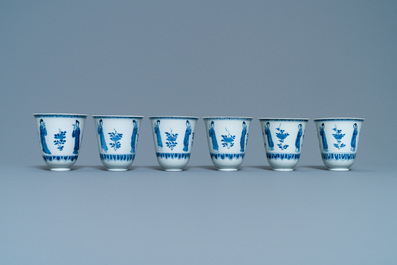 Six grandes tasses et cinq soucoupes en porcelaine de Chine en bleu et blanc, marque Yu, Kangxi