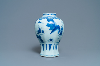 Un vase en porcelaine de Chine en bleu et blanc &agrave; d&eacute;cor de figures dans un paysage, &eacute;poque Transition