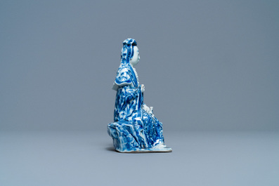 Une figure de Guanyin assise en porcelaine de Chine en bleu et blanc, 19&egrave;me