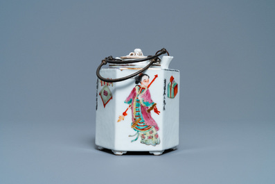 A Chinese famille rose 'Wu Shuang Pu' teapot with insert, 19/20th C.