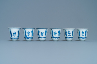 Six grandes tasses et cinq soucoupes en porcelaine de Chine en bleu et blanc, marque Yu, Kangxi