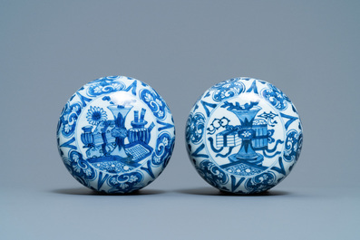 Une paire de grands pots couverts en porcelaine de Chine en bleu et blanc, Kangxi