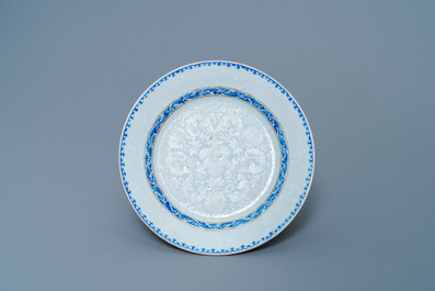 Quatre assiettes en porcelaine de Chine en bleu et blanc &agrave; d&eacute;cor bianco sopra bianco, Yongzheng/Qianlong