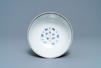 Un bol en porcelaine de Chine famille verte et un plat en rouge de fer, Kangxi