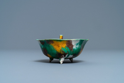 Un compte-gouttes en forme de lotus au crabe en porcelaine de Chine 'oeuf et &eacute;pinards', Kangxi