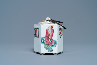 Une th&eacute;i&egrave;re en porcelaine de Chine famille rose &agrave; d&eacute;cor 'Wu Shuang Pu', 19/20&egrave;me