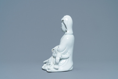 Een Chinese Dehua blanc de Chine figuur van Guanyin, 18/19e eeuw