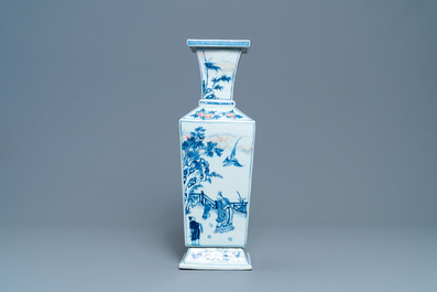Een Chinese vierkante blauw-witte en koperrode vaas, Kangxi