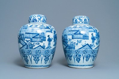 Une paire de grands pots couverts en porcelaine de Chine en bleu et blanc, Kangxi