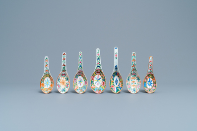 Quinze cuill&egrave;res en porcelaine de Chine famille rose de Canton et millefleurs, 19/20&egrave;me