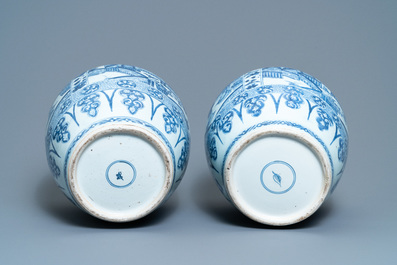 Een paar grote Chinese blauw-witte dekselpotten, Kangxi