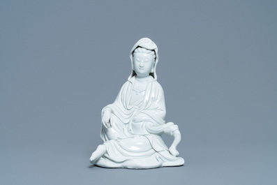 A Chinese Dehua blanc de Chine figure of Guanyin, 18/19th C.