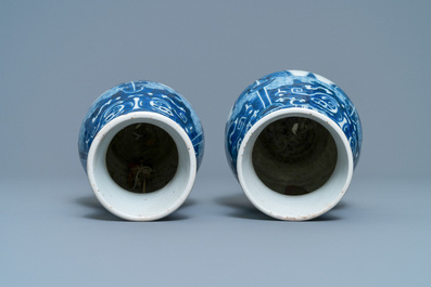 Een paar Chinese blauw-witte 'taotie' vazen, Kangxi