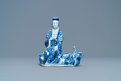 Une figure de Guanyin assise en porcelaine de Chine en bleu et blanc, 19&egrave;me