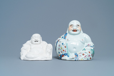 Une figure de Bouddha en porcelaine de Chine famille rose et une en blanc de Chine, 19/20&egrave;me