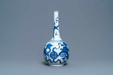 Un vase de forme bouteille en porcelaine de Chine en bleu et blanc &agrave; d&eacute;cor de lions bouddhistes, Kangxi