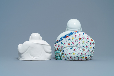 Une figure de Bouddha en porcelaine de Chine famille rose et une en blanc de Chine, 19/20&egrave;me