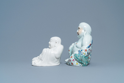 Une figure de Bouddha en porcelaine de Chine famille rose et une en blanc de Chine, 19/20&egrave;me