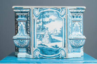 Een samengestelde stoof met blauw-witte kacheltegels, Neurenberg, Duitsland, 18e eeuw