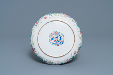 Une assiette en &eacute;maux de Canton &agrave; d&eacute;cor de lettr&eacute;s, Qianlong