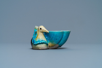 Un compte-gouttes en forme de canard et fleur de lotus en porcelaine de Chine &eacute;maill&eacute;e aubergine et turquoise, Kangxi