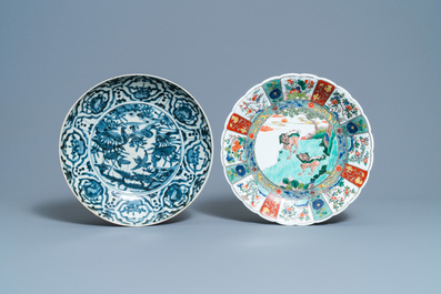 Quatre plats en porcelaine de Chine en bleu et blanc, famille verte et de style Imari, Ming et apr&egrave;s