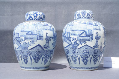 Une paire de grands pots couverts en porcelaine de Chine en bleu et blanc, Kangxi