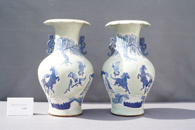 Une paire de vases en porcelaine de Chine en bleu et blanc sur fond c&eacute;ladon, 19&egrave;me