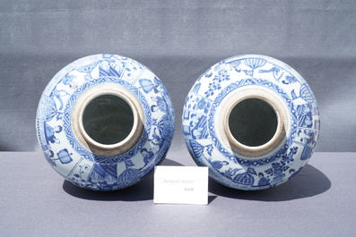 Een paar grote Chinese blauw-witte dekselpotten, Kangxi